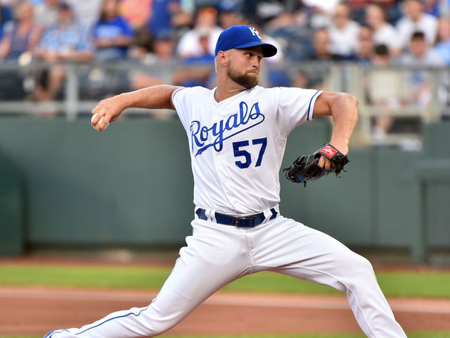 Royals trade Martin Maldonado to Cubs for LHP Mike Montgomery