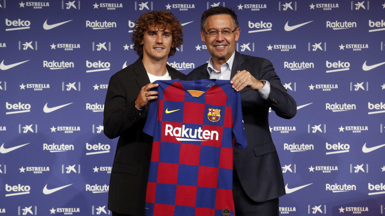 BARCELONA, SPAIN - JULY 14: President Josep Maria Bartomeu of FC Barcelona and Antoine Griezmann of FC Barcelona present Griezmann's jersey during the press conference of FC Barcelona at Camp Nou on July 14, 2019 in Barcelona, Spain.