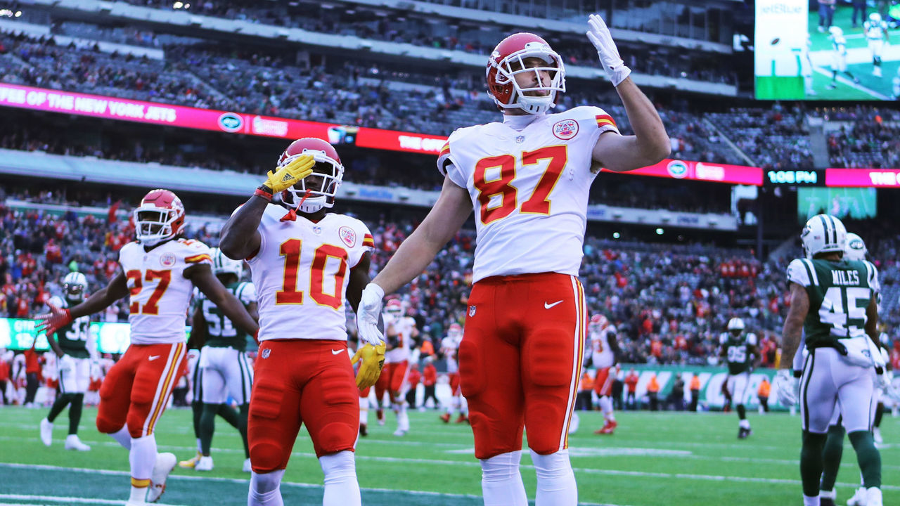 EAST RUTHERFORD, NJ - DECEMBER 03: Travis Kelce #87 of the Kansas City Chiefs celebrates with Tyreek Hill #10 of the Kansas City Chiefs after scoring a touchdown in the first quarter during their game at MetLife Stadium on December 3, 2017 in East Rutherford, New Jersey.