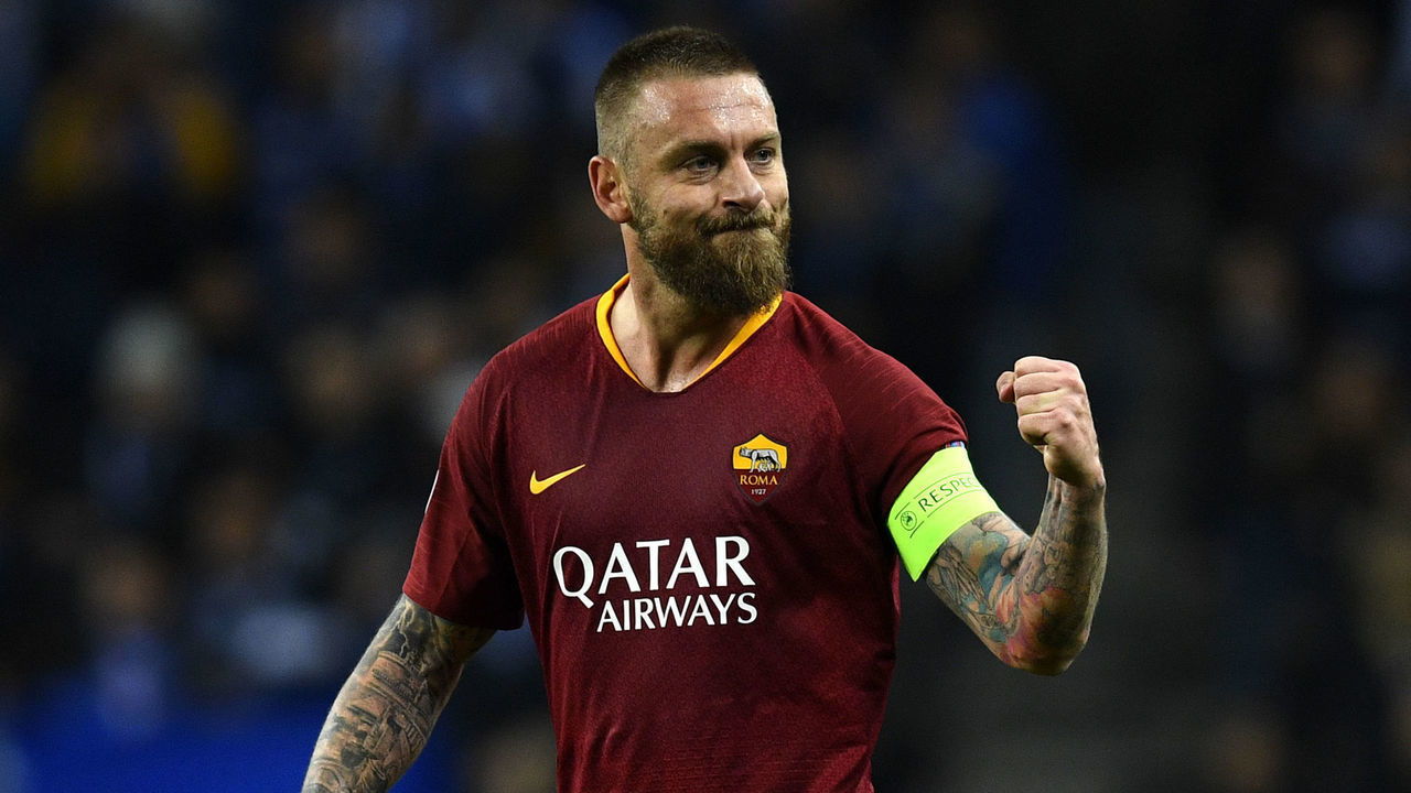 PORTO, PORTUGAL - MARCH 06: Daniele De Rossi of AS Roma celebrates after scoring his sides first goal during the UEFA Champions League Round of 16 Second Leg match between FC Porto and AS Roma at Estadio do Dragao on March 06, 2019 in Porto, Portugal.