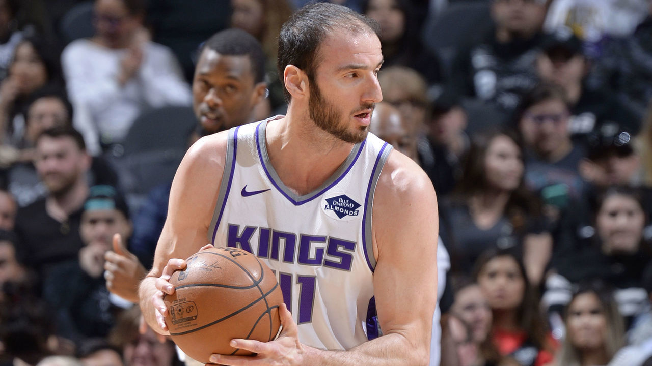 SAN ANTONIO, TX - MARCH 31: Kosta Koufos #41 of the Sacramento Kings handles the ball against the San Antonio Spurs on March 31, 2019 at the AT&T Center in San Antonio, Texas. Mandatory Copyright Notice: Copyright 2019 NBAE (Photos by Mark Sobhani/NBAE via Getty Images)