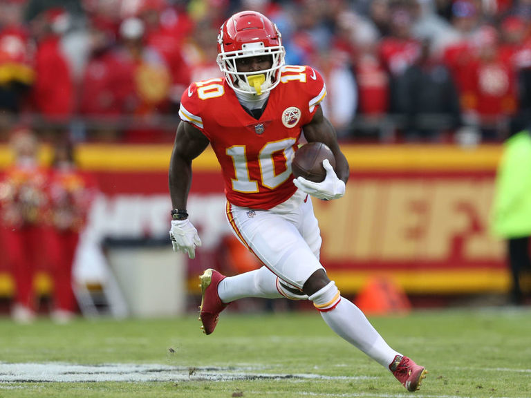 Report: Tyreek Hill expected to be fine after limping off field ...