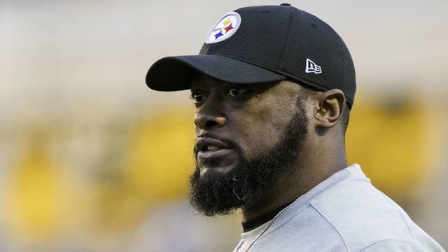 PITTSBURGH, PA -DECEMBER 30: Pittsburgh Steelers head coach Mike Tomlin looks on during the NFL football game between the Cincinnati Bengals and the Pittsburgh Steelers on December 30, 2018 at Heinz Field in Pittsburgh, PA.