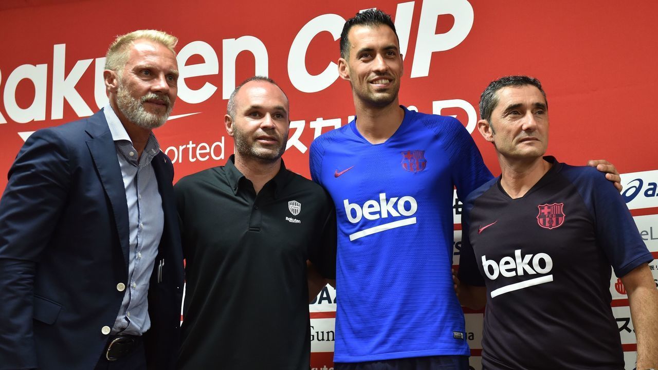 (L-R) Vissel Kobe's German head coach Thorsten Fink, Vissel Kobe's Spanish midfielder Andres Iniesta, FC Barcelona's Spanish midfielder Sergio Busquets, and FC Barcelona's Spanish head coach Ernesto Valverde pose for photographers after their pre-match press conference ahead of the Rakuten Cup football match between Vissel Kobe and FC Barcelona, in Kobe on July 26, 2019.
