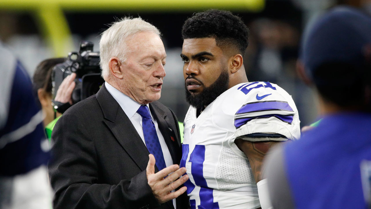 ARLINGTON, TX - JANUARY 15: Dallas Cowboys owner Jerry Jones talks with Ezekiel Elliott #21 of the Dallas Cowboys before the NFC Divisional Playoff Game against the Green Bay Packers at AT&T Stadium on January 15, 2017 in Arlington, Texas.