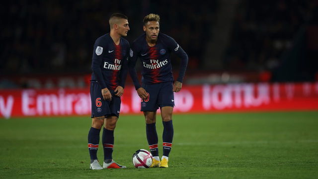 PARIS, FRANCE - SEPTEMBER 26: Marco Verratti and Neymar of Paris Saint-Germain / PSG discuss taking a free kick during the Ligue 1 fixture between Paris Saint-Germain v Stade Reims at Parc des Princes on September 26, 2018 in Paris, France.