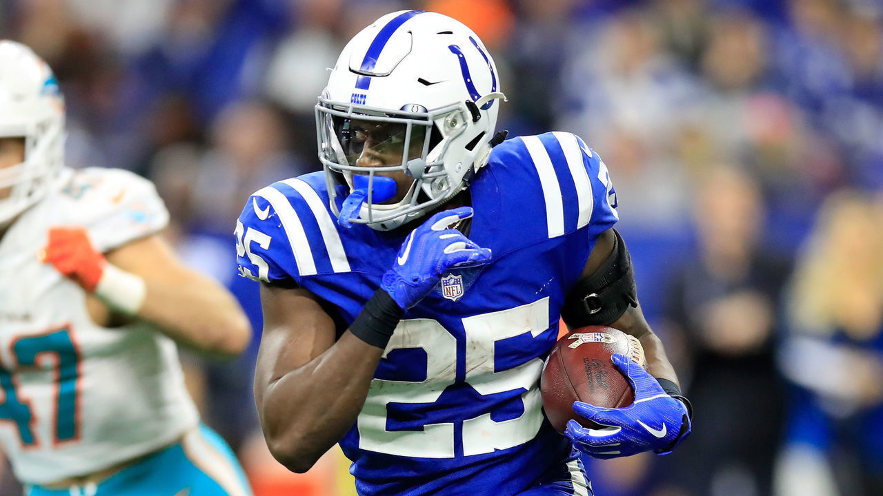 INDIANAPOLIS, IN - NOVEMBER 25: Marlon Mack #25 of the Indianapolis Colts runs with the ball against the Miami Dolphins at Lucas Oil Stadium on November 25, 2018 in Indianapolis, Indiana.