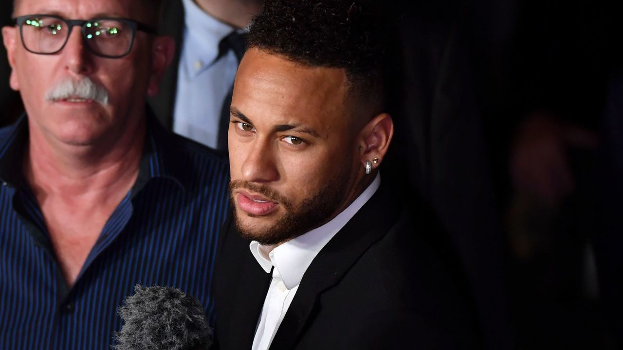 Brazilian football player Neymar (C) speaks to media members as he leaves on crutches from the Women's Defence Precinct in Sao Paulo, Brazil, on June 13, 2019, after testifying due to Brazilian Najila Trindade filed a complaint against him on May 31, saying he assaulted her after inviting her to visit him in Paris. - Brazilian police said on Thursday they had filed a defamation suit against the woman who has accused football star Neymar of rape, after she insinuated the force was corrupt.