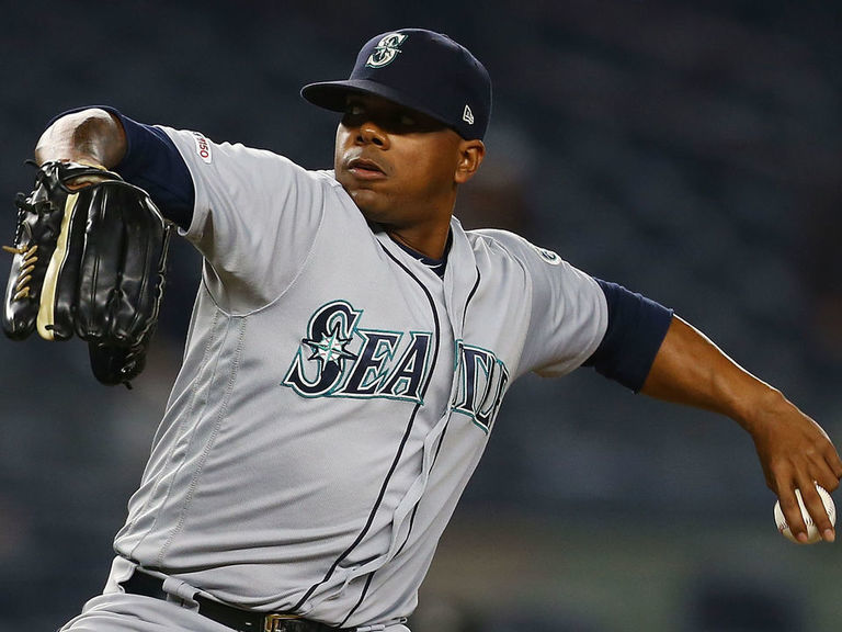 Mariners trade relievers Elias, Strickland to Nationals