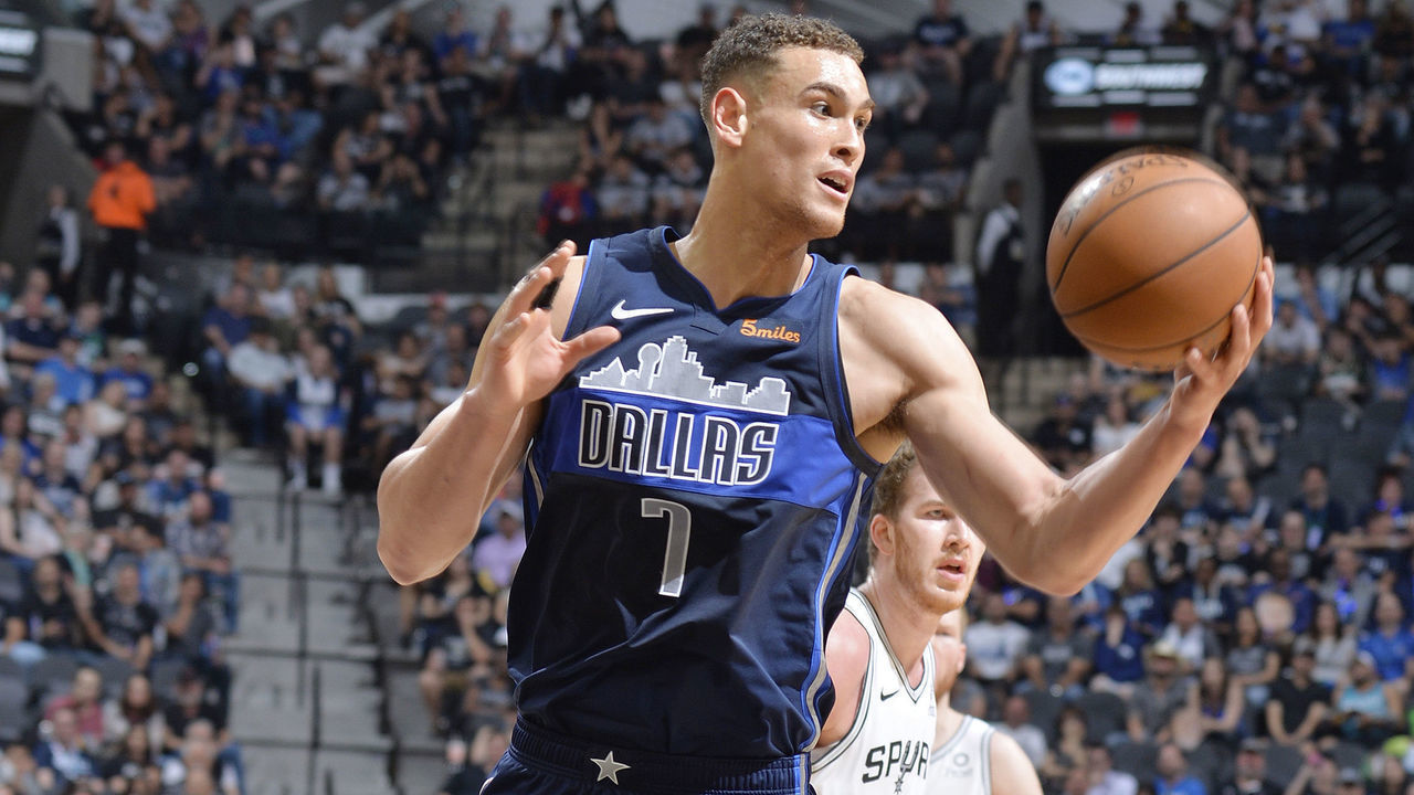 SAN ANTONIO, TX - APRIL 10: Dwight Powell #7 of the Dallas Mavericks handles the ball during the game against the San Antonio Spurs on April 10, 2019 at the AT&T Center in San Antonio, Texas. Mandatory Copyright Notice: Copyright 2019 NBAE (Photos by Mark Sobhani/NBAE via Getty Images)