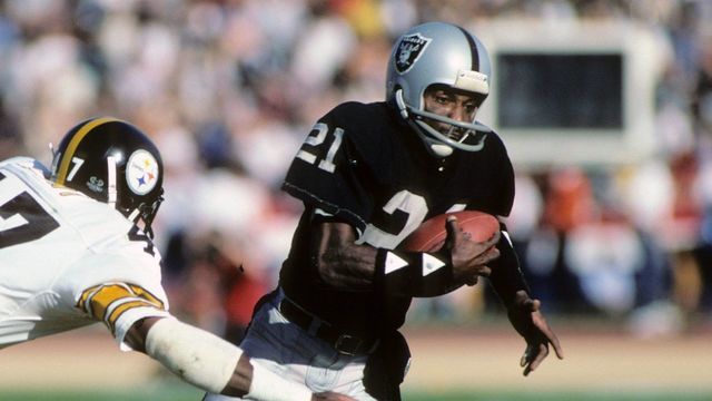 LOS ANGELES, CA - JANUARY 1: Cliff Branch #21 of the Los Angeles Raiders runs the ball against Mel Blount #47 of the Pittsburgh Steelers during the AFC Divisional playoff game at the Los Angeles Memorial Coliseum on January 1, 1984 in Los Angeles, California. The Raiders won 38-10.