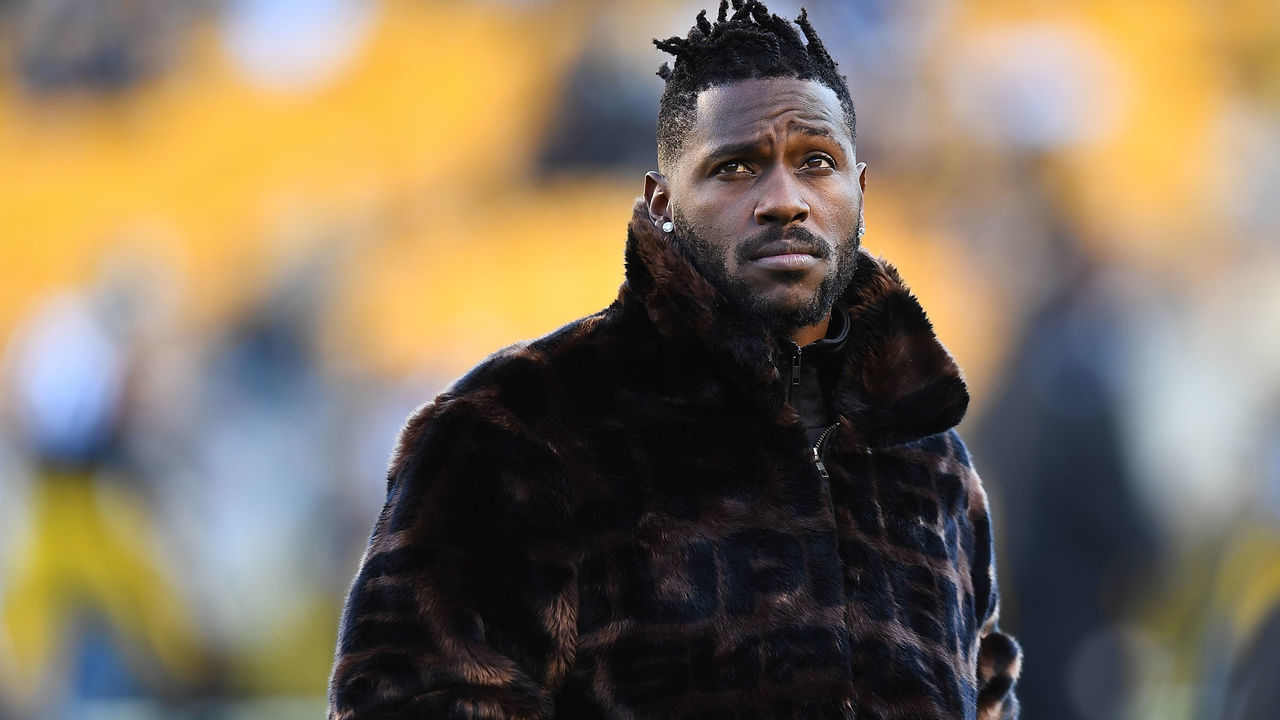 PITTSBURGH, PA - DECEMBER 30: Antonio Brown #84 of the Pittsburgh Steelers looks on during warmups prior to the game against the Cincinnati Bengals at Heinz Field on December 30, 2018 in Pittsburgh, Pennsylvania.