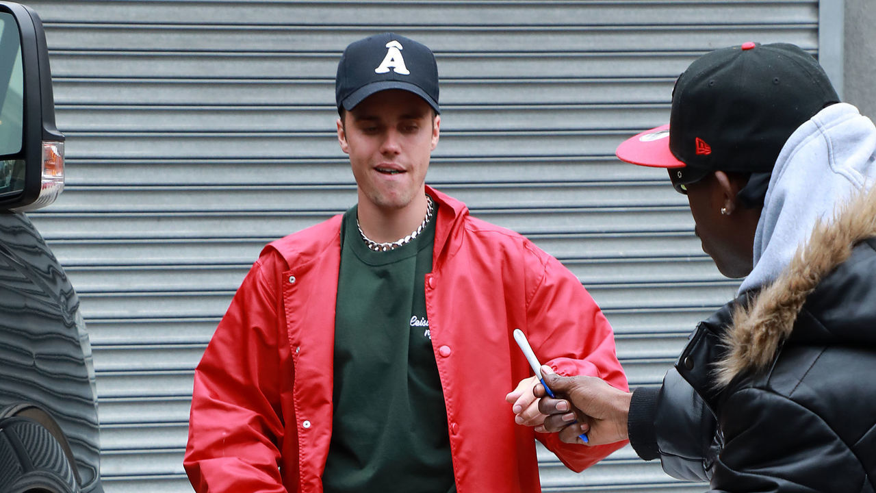 NEW YORK, NEW YORK - MAY 03: Justin Bieber comes out of his Brooklyn apartment on May 03, 2019 in New York City.