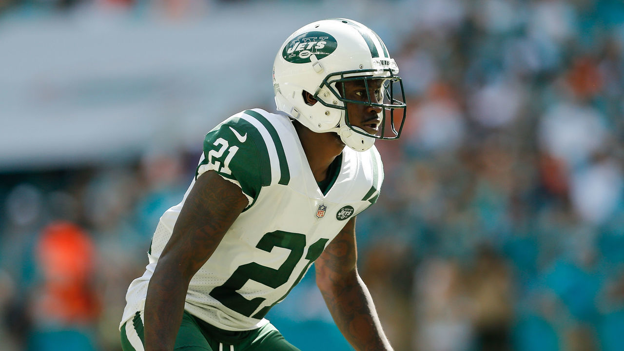 MIAMI, FL - NOVEMBER 04: Morris Claiborne #21 of the New York Jets in action against the Miami Dolphins at Hard Rock Stadium on November 4, 2018 in Miami, Florida.