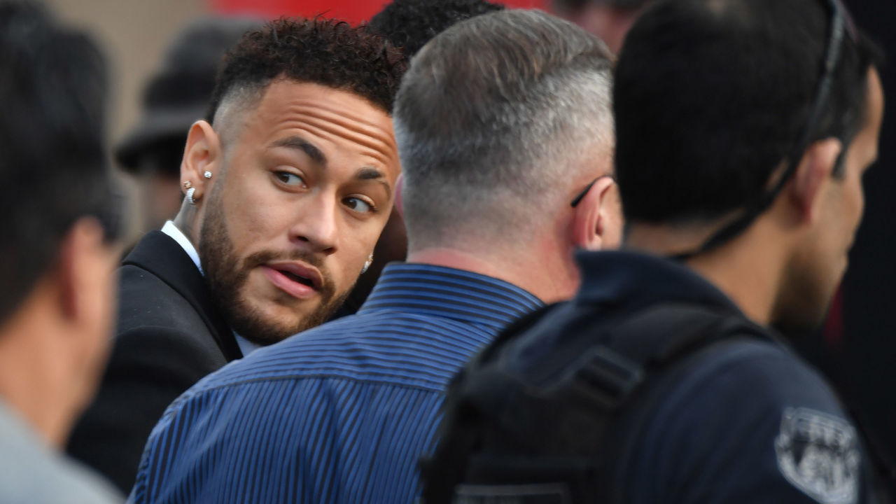 Brazilian football player Neymar (L) arrives at the Women's Defence Precinct in Sao Paulo, Brazil on June 13, 2019 to testify after Brazilian Najila Trindade filed a complaint against him on May 31, saying he assaulted her after inviting her to visit him in Paris. - Brazilian police said on Thursday they had filed a defamation suit against the woman who has accused football star Neymar of rape, after she insinuated the force was corrupt.