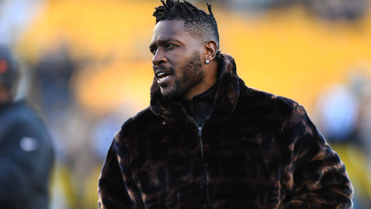 PITTSBURGH, PA - DECEMBER 30: Antonio Brown #84 of the Pittsburgh Steelers looks on during warmups prior to the game against the Cincinnati Bengals at Heinz Field on December 30, 2018 in Pittsburgh, Pennsylvania.