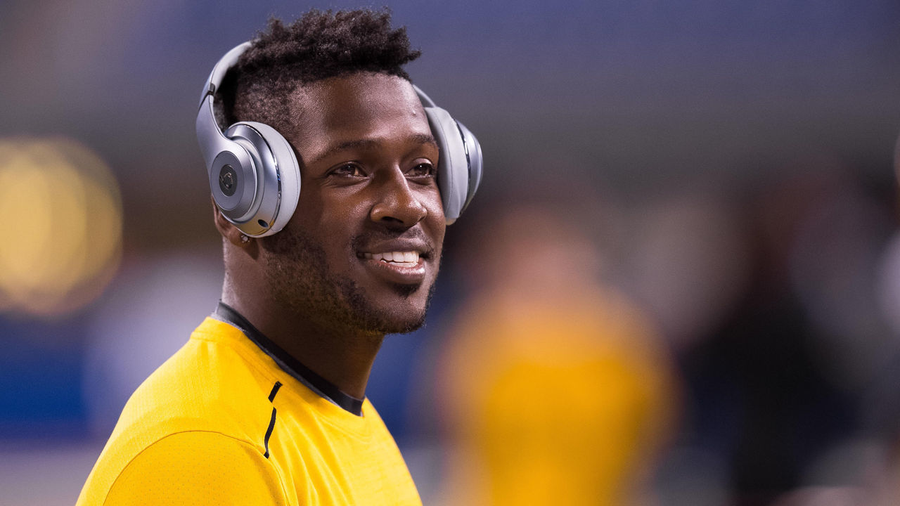 INDIANAPOLIS, IN - NOVEMBER 24: Pittsburgh Steelers wide receiver Antonio Brown (84) warms up before the NFL game between the Pittsburgh Steelers and Indianapolis Colts on November 24, 2016, at Lucas Oil Stadium in Indianapolis, IN.