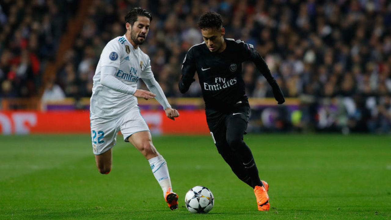 MADRID, SPAIN - FEBRUARY 14: Isco of Real Madrid and Neymar of Paris battle for the ball during the UEFA Champions League Round of 16 First Leg match between Real Madrid and Paris Saint-Germain at Bernabeu on February 14, 2018 in Madrid, Spain.
