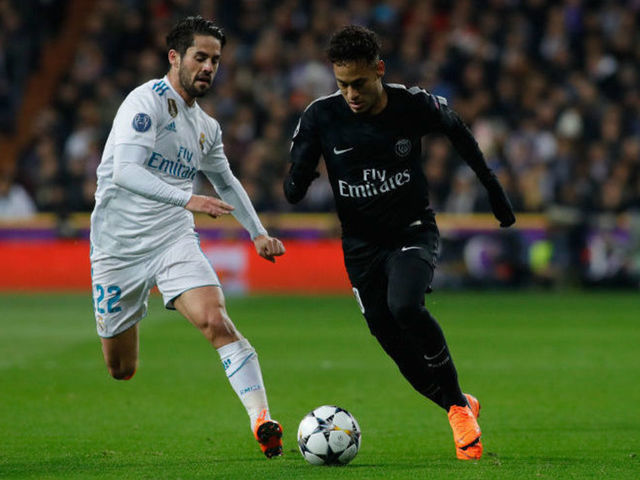 MADRID, SPAIN - FEBRUARY 14: Isco of Real Madrid and Neymar of Paris battle for the ball during the UEFA Champions League Round of 16 First Leg match between Real Madrid and Paris Saint-Germain at Bernabeu on February 14, 2018 in Madrid, Spain.