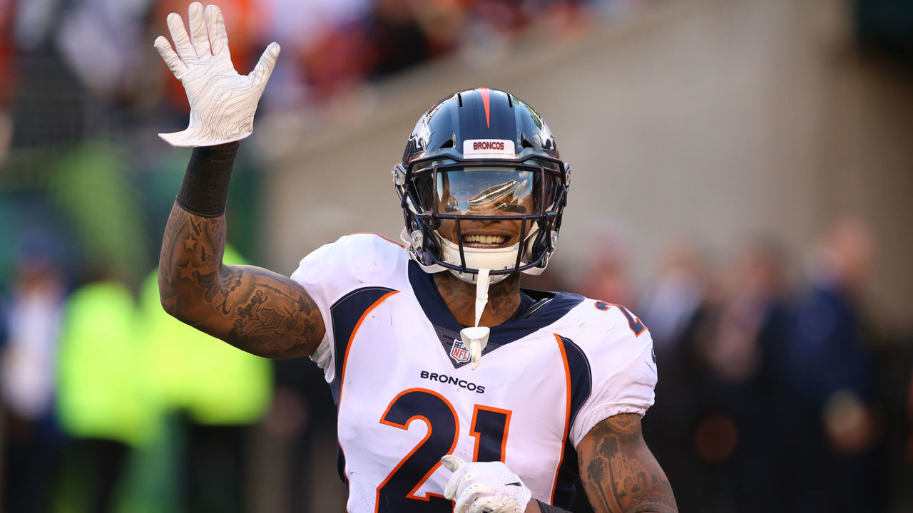 CINCINNATI, OH - NOVEMBER 11: Denver Broncos defensive back Su'a Cravens (21) waves to fans during the game against the Denver Broncos and the Cincinnati Bengals on December 2nd 2018, at Paul Brown Stadium in Cincinnati, OH.