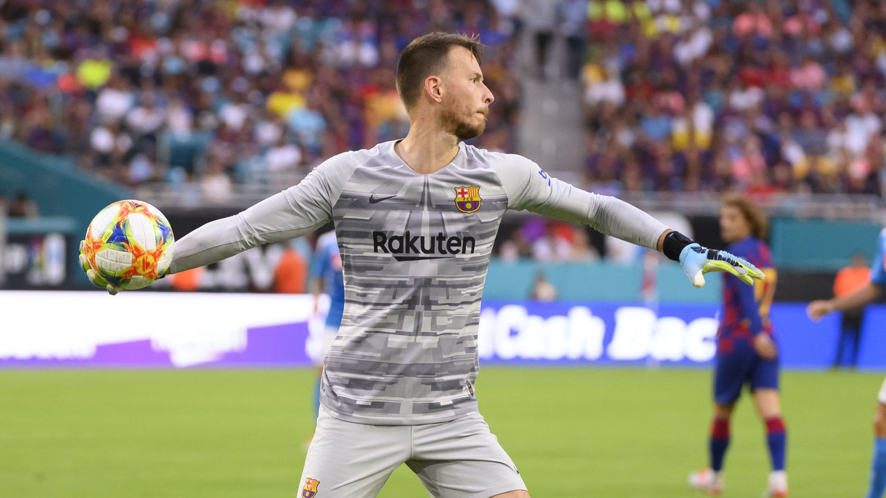 MIAMI GARDENS, FL - AUGUST 07: Barcelona's Goalkeeper Neto throws the ball during a International friendly soccer game between FC Barcelona and SSC Napoli on August 7, 2019 at the Hard Rock Stadium in Miami Gardens, Florida.