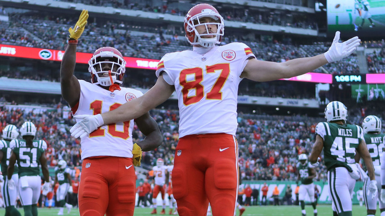 EAST RUTHERFORD, NJ - DECEMBER 03: Travis Kelce #87 of the Kansas City Chiefs celebrates with Tyreek Hill #10 of the Kansas City Chiefs after scoring a touchdown in the first quarter during their game at MetLife Stadium on December 3, 2017 in East Rutherford, New Jersey.
