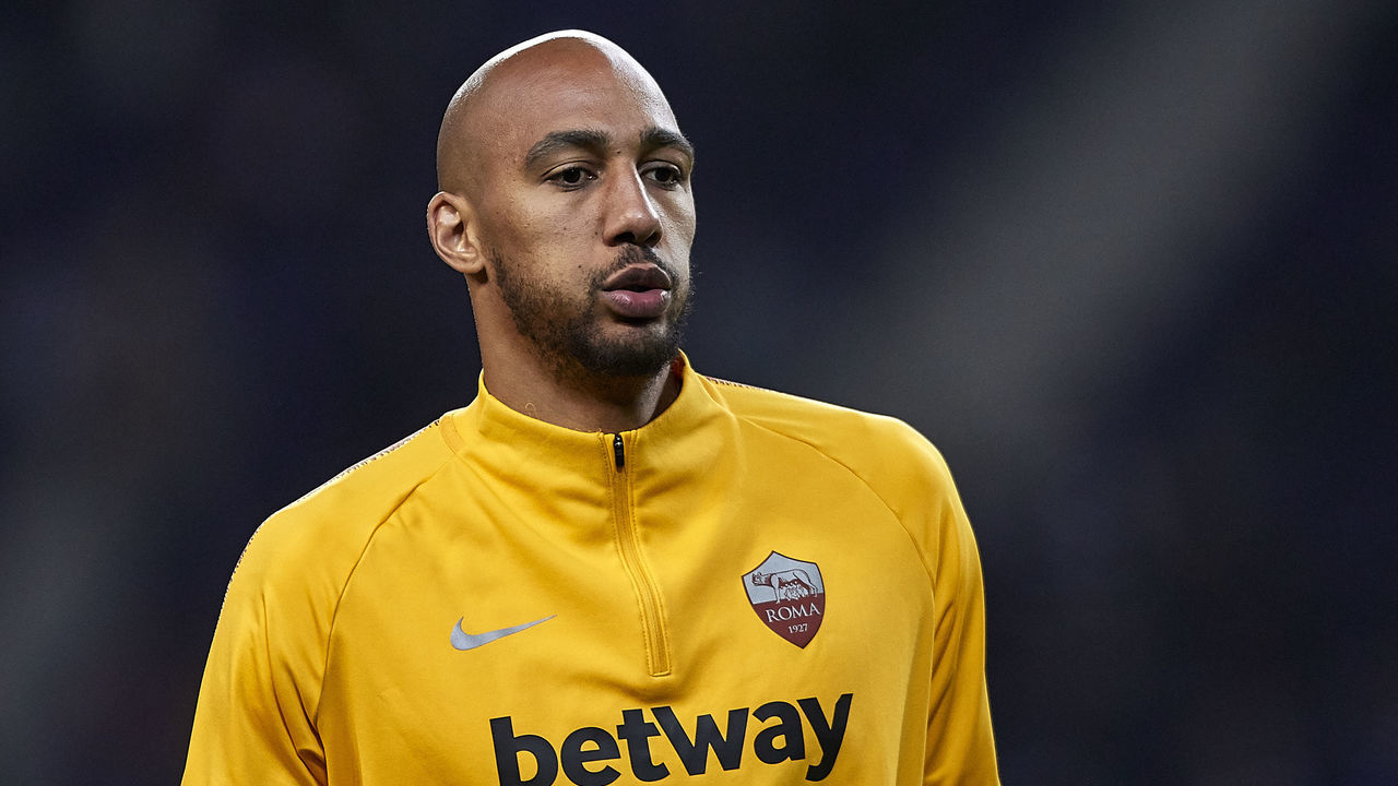 PORTO, PORTUGAL - MARCH 06: Steven Nzonzi of AS Roma looks on prior to the UEFA Champions League Round of 16 Second Leg match between FC Porto and AS Roma at Estadio do Dragao on March 06, 2019 in Porto, Portugal.