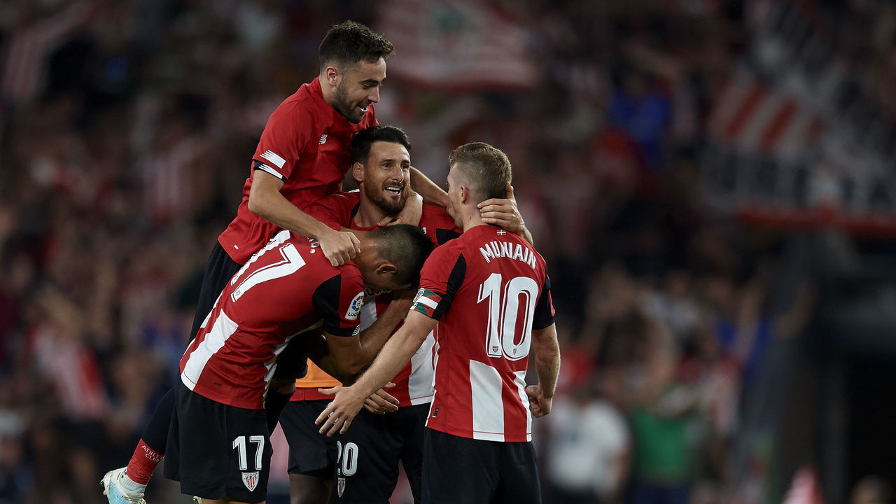 Aritz Aduriz of Athletic celebrates victory after the Liga match between Athletic Club and FC Barcelona at San Mames Stadium on August 16, 2019 in Bilbao, Spain.