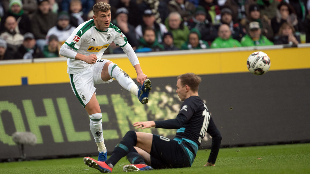 09 February 2019, North Rhine-Westphalia, Mönchengladbach: Soccer: Bundesliga, Borussia Mönchengladbach - Hertha BSC, 21. matchday. Gladbach's Mickael Cuisance (l) and Berlin's Ondrej Duda fight for the ball. Photo: Federico Gambarini/dpa - IMPORTANT NOTE: In accordance with the requirements of the DFL Deutsche Fußball Liga or the DFB Deutscher Fußball-Bund, it is prohibited to use or have used photographs taken in the stadium and/or the match in the form of sequence images and/or video-like photo sequences.