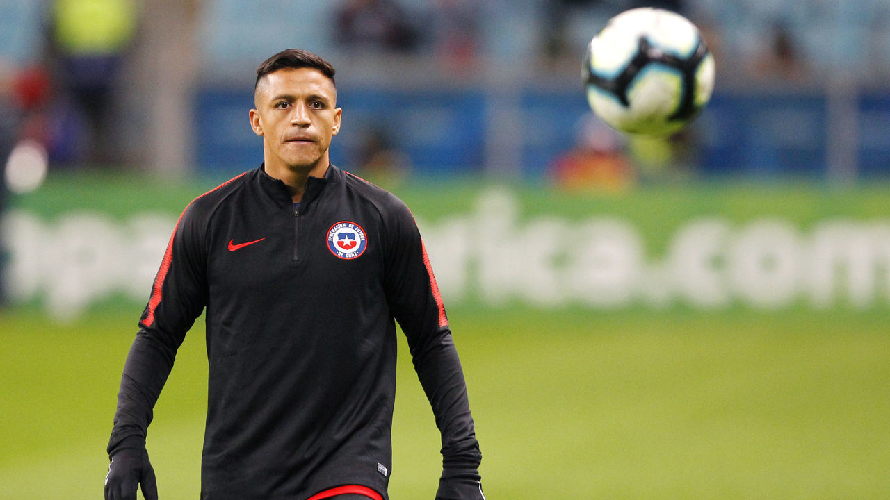 PORTO ALEGRE, BRAZIL - JULY 03: Alexis Sanchez of Chile looks at the ball during warmups prior to the Copa America Brazil 2019 Semi Final match between Chile and Peru at Arena do Gremio on July 03, 2019 in Porto Alegre, Brazil.