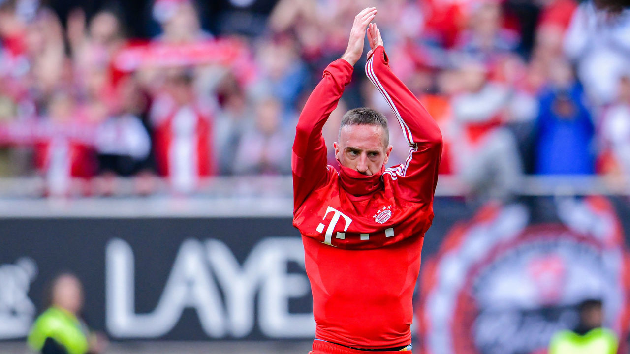 27 May 2019, Rhineland-Palatinate, Kaiserslautern: Soccer: 1st FC Kaiserslautern - FC Bayern Munich, test match, in the Fritz Walter Stadium. Munich's Franck Ribery says goodbye to the fans. Photo: Uwe Anspach/dpa - IMPORTANT NOTE: In accordance with the requirements of the DFL Deutsche Fußball Liga or the DFB Deutscher Fußball-Bund, it is prohibited to use or have used photographs taken in the stadium and/or the match in the form of sequence images and/or video-like photo sequences.