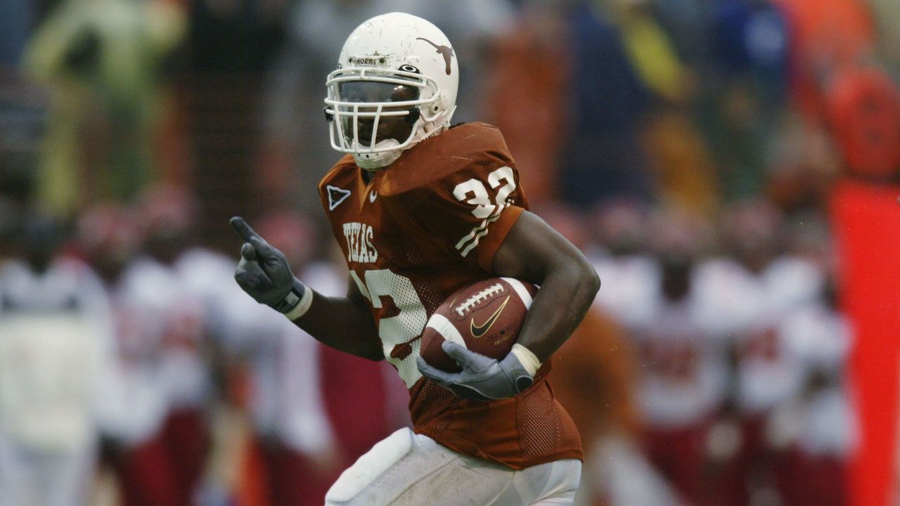AUSTIN, TX - OCTOBER 26: Running back Cedric Benson #32 of the Texas Longhorns runs for a touchdown during the NCAA football game against the Iowa State Cyclones at Texas Memorial Stadium in Austin, Texas on October 26, 2002. Benson rushed for 199 yards as the Longhorns defeat the Cyclones 21-10.
