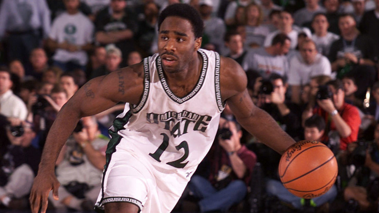 1 Apr 2000: Mateen Cleaves #12 of Michigan State looks for an open pass around the Wisconsin defense during the semifinal round of the NCAA Final Four at the RCA Dome in Indianapolis, Indiana. DIGITAL IMAGE Mandatory Credit: Jed Jacobsohn/ALLSPORT