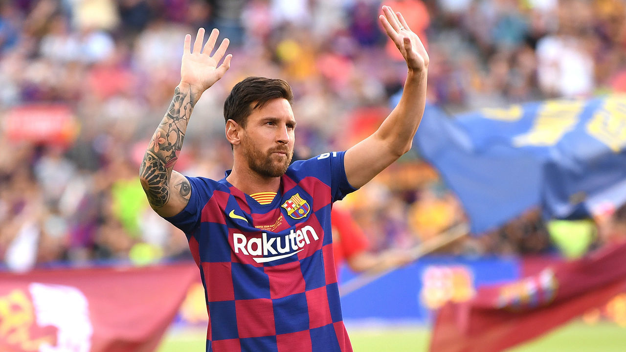 BARCELONA, SPAIN - AUGUST 04: Lionel Messi of FC Barcelona waves to the crowd prior to the Joan Gamper trophy friendly match at Nou Camp on August 04, 2019 in Barcelona, Spain.