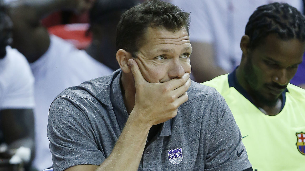 LAS VEGAS, NEVADA - JULY 08: Head coach Luke Walton of the Sacramento Kings looks on against the Dallas Mavericks during the 2019 Summer League at the Thomas & Mack Center on July 08, 2019 in Las Vegas, Nevada.