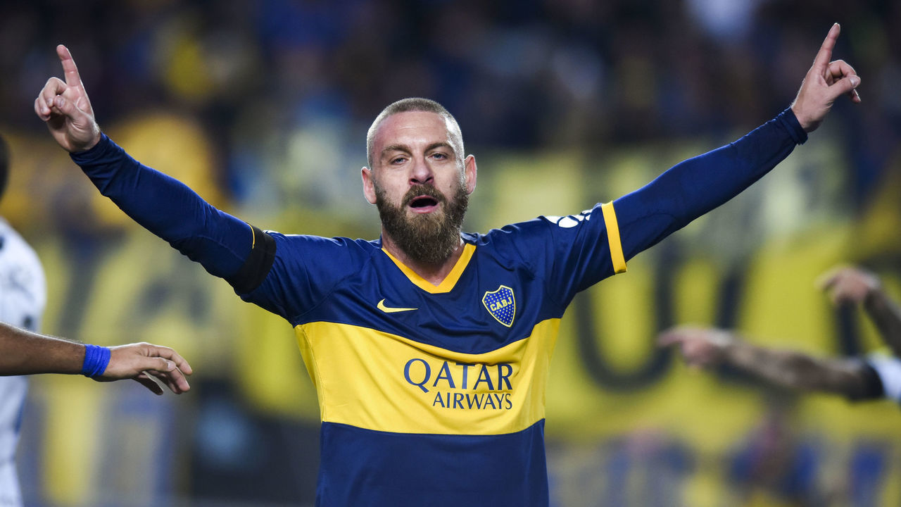 LA PLATA, ARGENTINA - AUGUST 13: Daniele De Rossi of Boca Juniors celebrates after scoring the first goal of his team during a match between Boca Juniors and Almagro as part of Round of 32 of Copa Argentina 2019 at Estadio Ciudad de La Plata on August 13, 2019 in La Plata, Argentina.