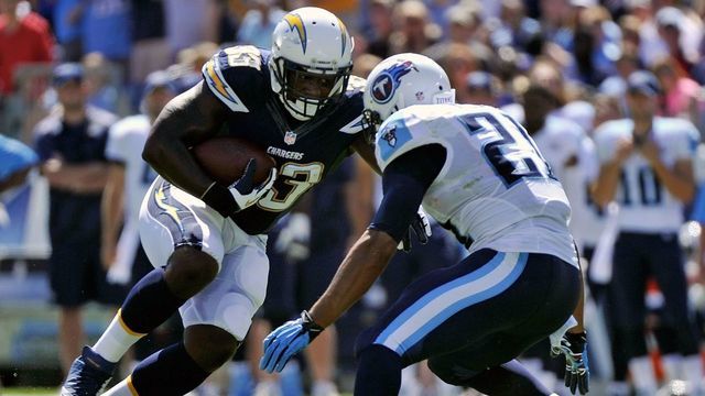 NASHVILLE, TN - SEPTEMBER 22: Le'Ron McClain #33 of the San Diego Chargers rushes against the Tennessee Titansat LP Field on September 22, 2013 in Nashville, Tennessee.