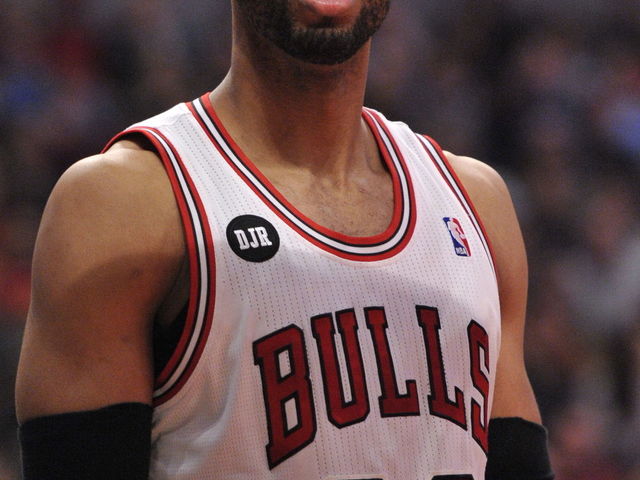 VIDEO: Taj Gibson forgets how to dunk