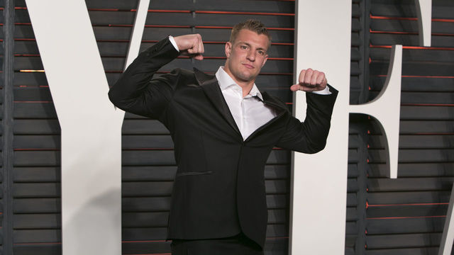 US football player Rob Gronkowski poses as he arrives to the 2016 Vanity Fair Oscar Party on Sunday, February 28, 2016 in Beverly Hills, California. / AFP / ADRIAN SANCHEZ-GONZALEZ