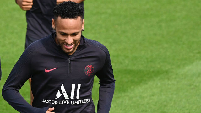 TOPSHOT - Paris Saint-Germain's Brazilian forward Neymar attends a training session of French L1 football club Paris Saint-Germain in Saint-Germain-en-Laye, near Paris, on August 10, 2019.