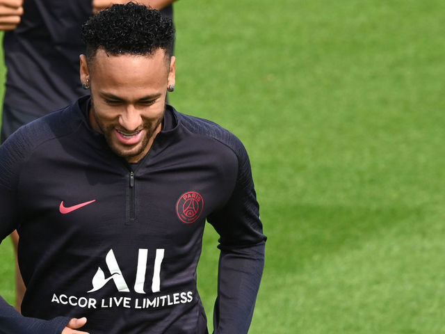 TOPSHOT - Paris Saint-Germain's Brazilian forward Neymar attends a training session of French L1 football club Paris Saint-Germain in Saint-Germain-en-Laye, near Paris, on August 10, 2019.