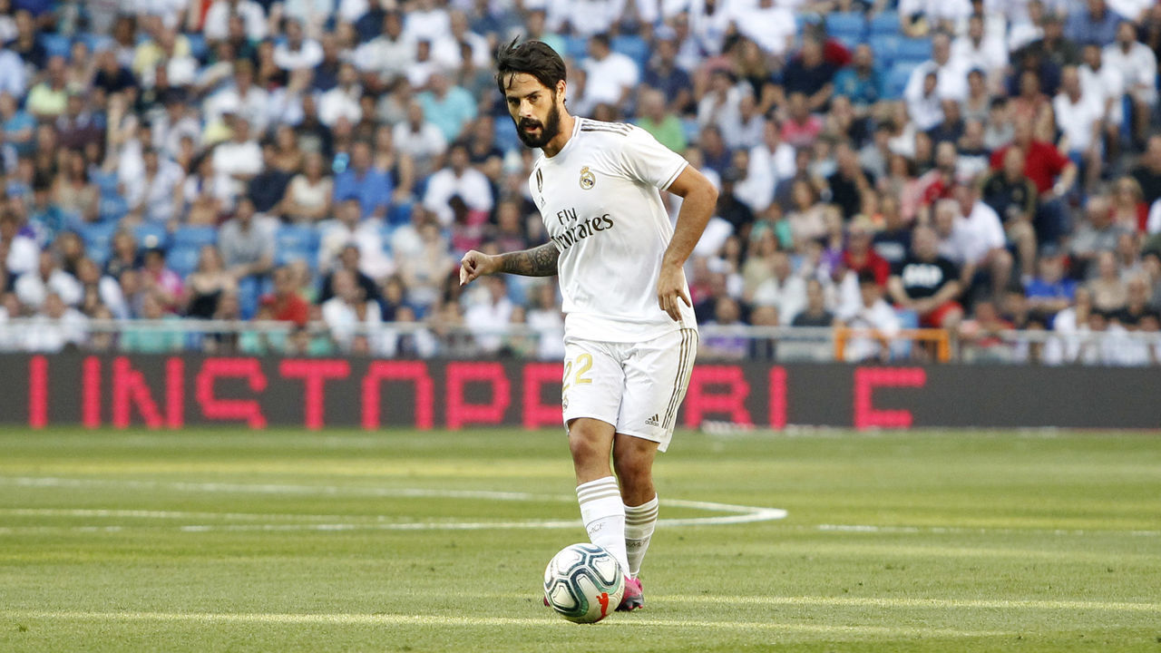 MADRID, SPAIN - AUGUST 24: Isco Alarcon of Real Madrid controls the ball during the La Liga match between Real Madrid and Real Valladolid at Estadio Santiago Bernabeu on August 24, 2019 in Madrid, Spain.