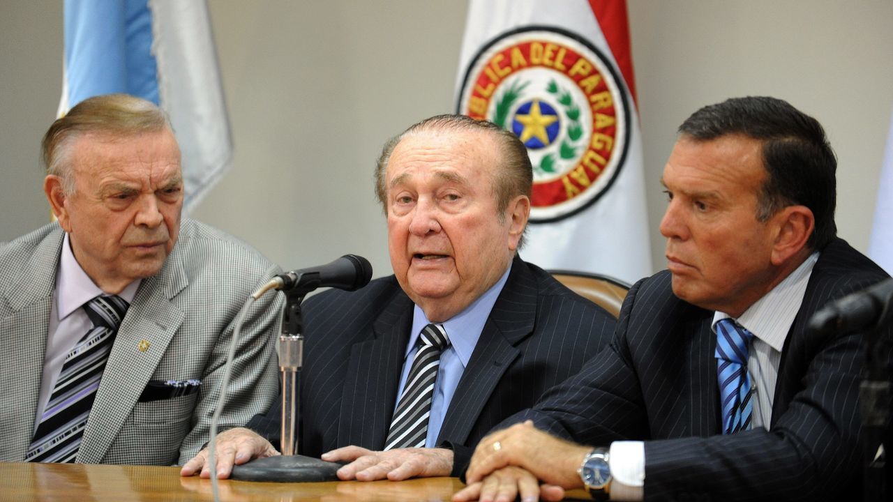 CONMEBOL president Nicolas Leoz --flanked by CBF president Maria Marin (L) and Paraguayan Football Association president Juan Angel Naputy--speaks during a press conference in Luque, Paraguay, on April 23, 2013. Loz announced his resignation to the FIFA executive committee and to the CONMEBOL presidency due to health problems. AFP PHOTO Norberto DUARTE