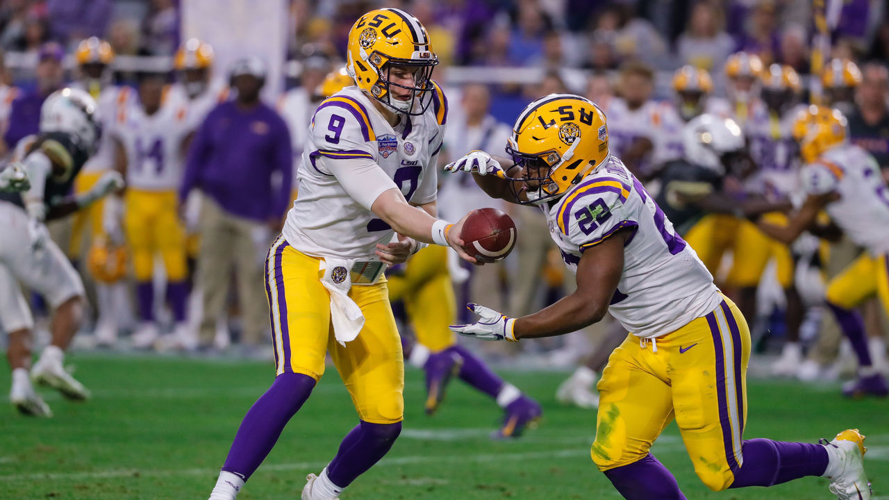 GLENDALE, AZ - JANUARY 01: LSU Tigers quarterback Joe Burrow (9) hands the ball to LSU Tigers running back Clyde Edwards-Helaire (22) during the college football game between the UCF Knights and the LSU Tigers on January 1, 2019 at State Farm Stadium in Glendale, Arizona.