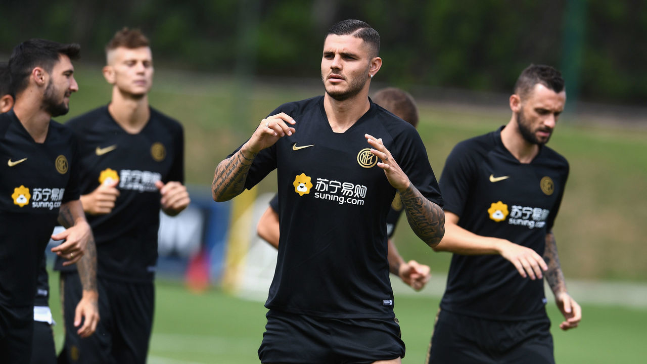 COMO, ITALY - AUGUST 14: Mauro Icardi of FC Internazionale looks on during a FC Internazionale training sessionat Appiano Gentile on August 14, 2019 in Como, Italy.