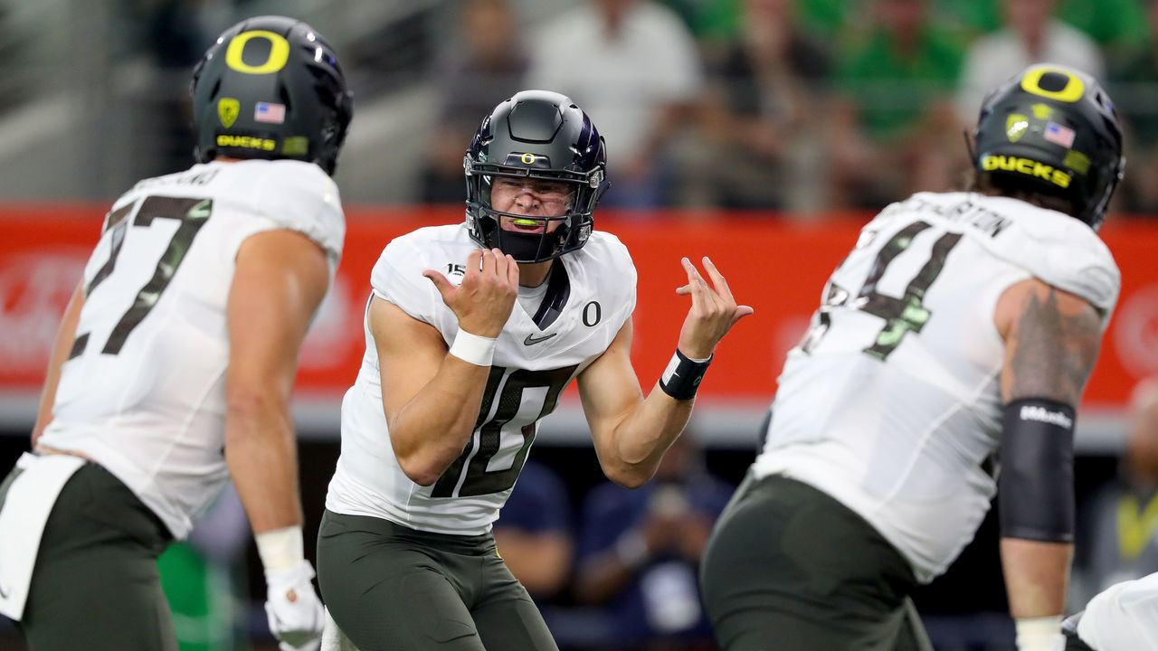 ARLINGTON, TEXAS - AUGUST 31: Justin Herbert #10 of the Oregon Ducks calls the play against the Auburn Tigers in the first quarter during the Advocare Classic at AT&T Stadium on August 31, 2019 in Arlington, Texas.