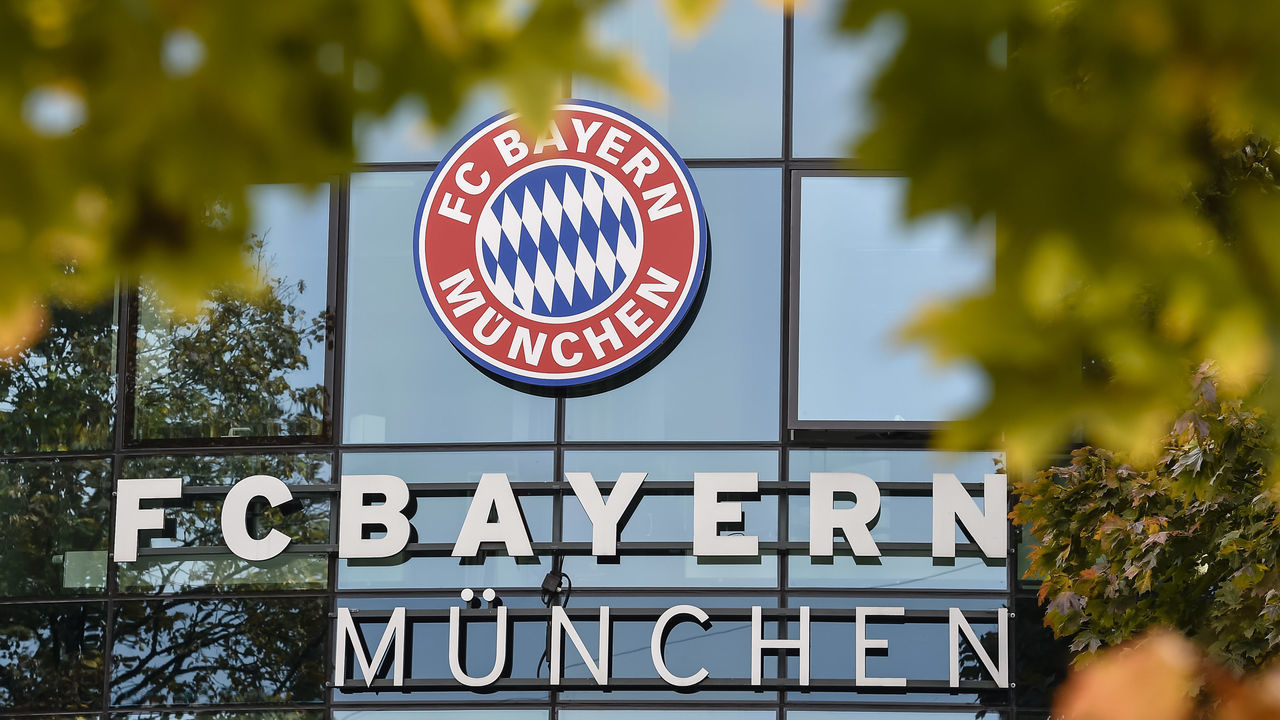 Bayern Munich's logo is pictured at their office building prior to a press conference in Munich, southern Germany on September 29, 2017. Bayern Munich want to find a successor to sacked coach Carlo Ancelotti within the next two weeks, club president Uni Hoeness said on Friday, September 29, 2017. Assistant coach Willy Sagnol, the ex-France international, will be in charge of the team for Sunday's Bundesliga outing at Hertha Berlin. / AFP PHOTO / Guenter SCHIFFMANN