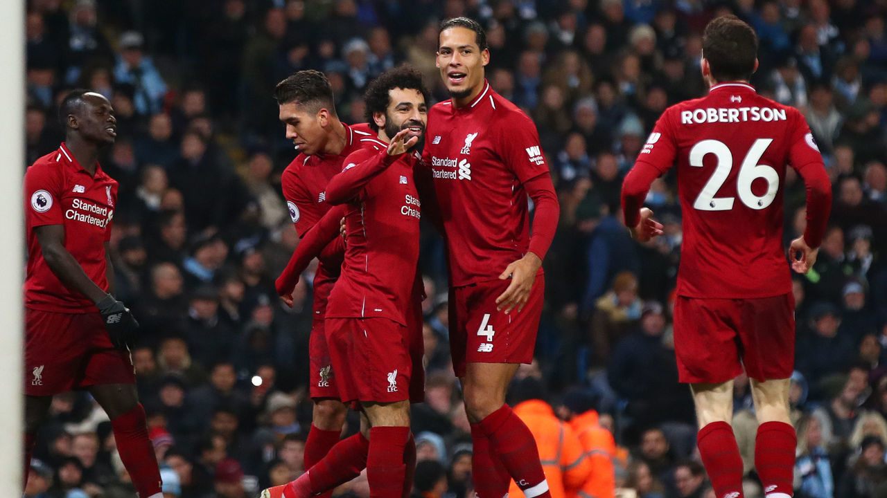 MANCHESTER, ENGLAND - JANUARY 03: Roberto Firmino of Liverpool celebrates after scoring his team's first goal with his team mates Mohamed Salah of Liverpool and Virgil van Dijk of Liverpool during the Premier League match between Manchester City and Liverpool FC at the Etihad Stadium on January 3, 2019 in Manchester, United Kingdom.