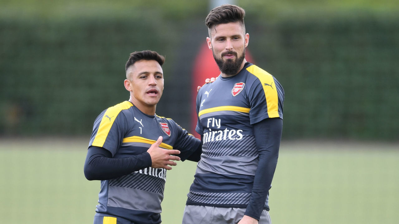 ST ALBANS, ENGLAND - APRIL 22: (L-R) Alexis Sanchez and Olivier Giroud of Arsenal during a training session at London Colney on April 22, 2017 in St Albans, England.