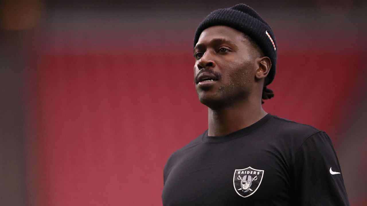 GLENDALE, ARIZONA - AUGUST 15: Wide receiver Antonio Brown #84 of the Oakland Raiders warms up before the NFL preseason game against the Arizona Cardinals at State Farm Stadium on August 15, 2019 in Glendale, Arizona.